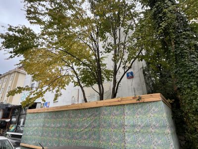 Szałas przed JCC w Warszawie / fot. Heschel Center News