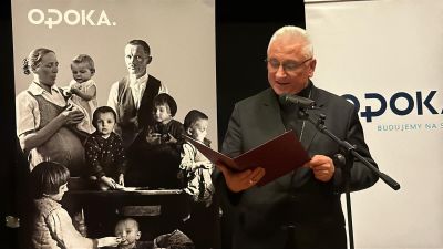 Przewodniczący Rady Fundacji Opoka ks. bp Artur Miziński otwierający wydarzenie.