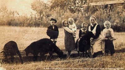 Wiktoria Ulma z dziećmi, Władzio pierwszy z lewej (ze zbiorów krewnych Ulmów)
