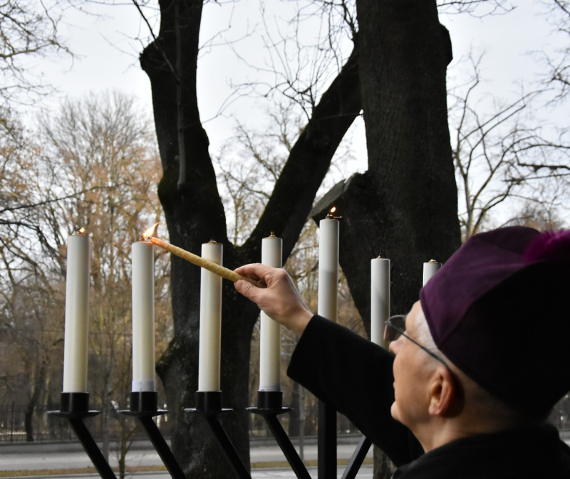 Bp Mieczysław Cisło zapala świece
