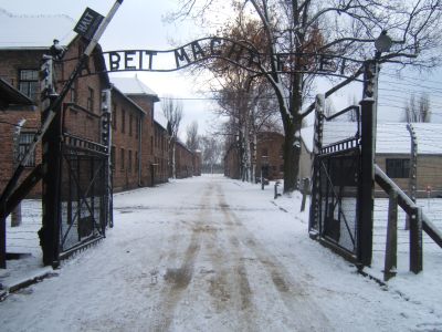 Auschwitz I - brama "Arbeit macht frei"/ fot. domena publiczna