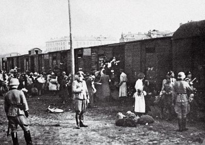 Wielka Akcja, Umschlagplatz - mieszkańcy getta warszawskiego ładowani do wagonów (fot. domena publiczna)