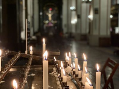 Świece w Archikatedrze Warszawskiej, fot. s. Amata J. Nowaszewska CSFN / Family News Service